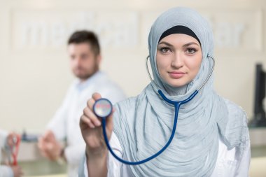 Doktor kadın gösteren stetoskop.