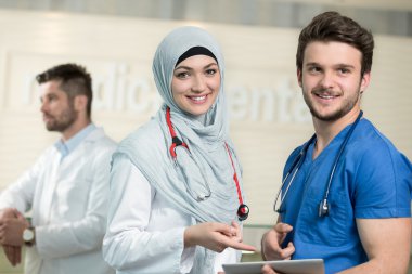 Doktorlar bir tablet ile çalışma.