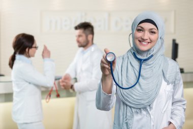 Doktor kadın gösteren stetoskop.