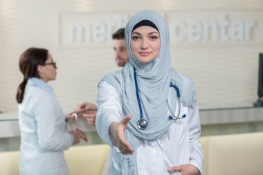 kadın doktor el için el sıkışma vermek.