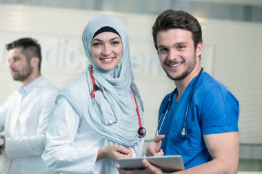Doktorlar bir tablet ile çalışma.
