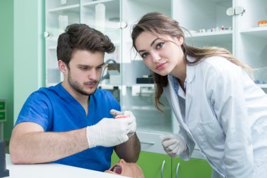 Takma diş üzerinde çalışan diş protez