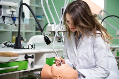 Diş öğrenci ilk kez Kliniği