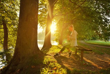 Genç kadın koşu sonra dinlenme alarak