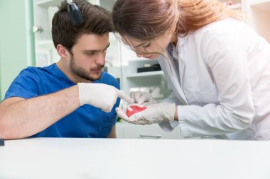 Takma diş üzerinde çalışan diş protez