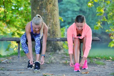 Dantel ipe runner kızlar