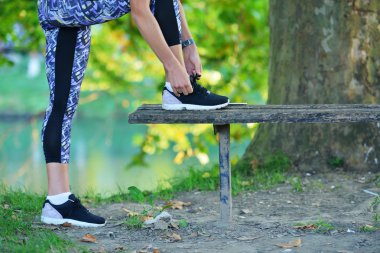 Koşucu kız bağcık bağlama