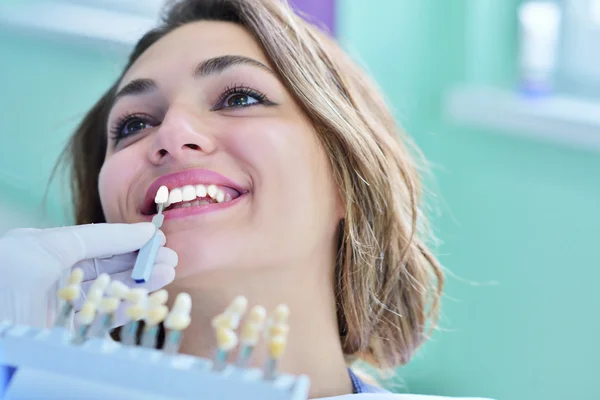Kadın dişçi hasta diş incelenmesi — Stok fotoğraf