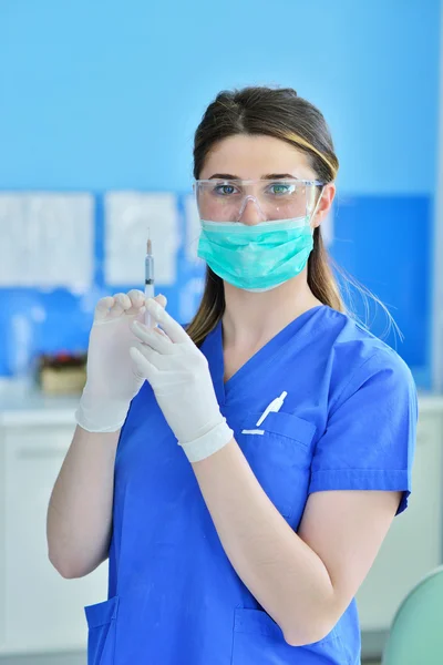 Nő fogorvosnak érzéstelenítés a fecskendőben — Stock Fotó