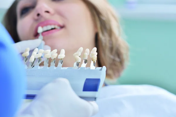 Dentista feminina examinando Dentes de paciente — Fotografia de Stock