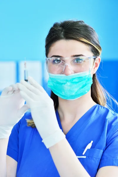 Vrouw tandarts met verdoving in een spuit — Stockfoto