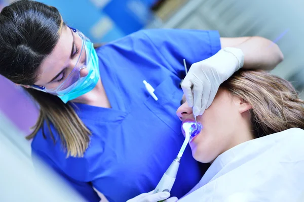 Kvinnliga tandläkare undersöker patientens tänder — Stockfoto