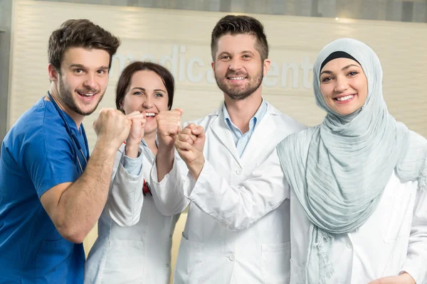 Male and female doctors gesturing at hospital — Stock fotografie