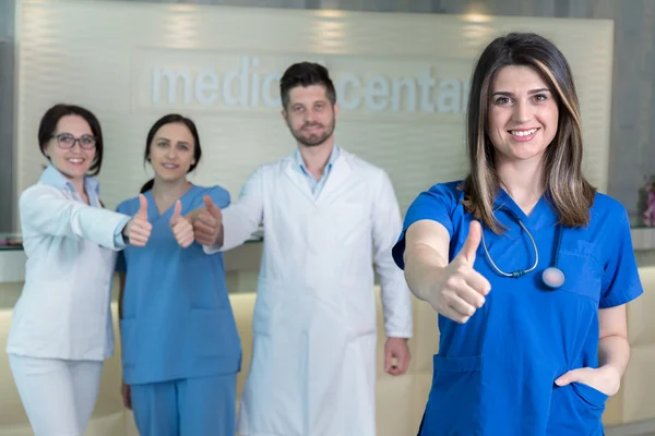 Tıp grubunun önünde çekici bir kadın doktor. . — Stok fotoğraf