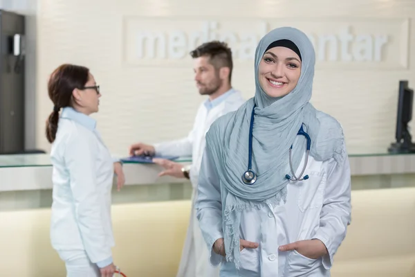 Medical team standing in hospital — Stock Photo, Image