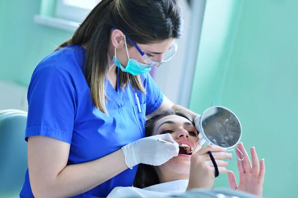 Női fogorvos beteg fogak vizsgálata — Stock Fotó