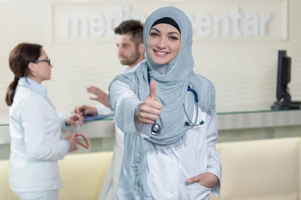 Mujer musulmana médico gesto pulgares hacia arriba — Foto de Stock