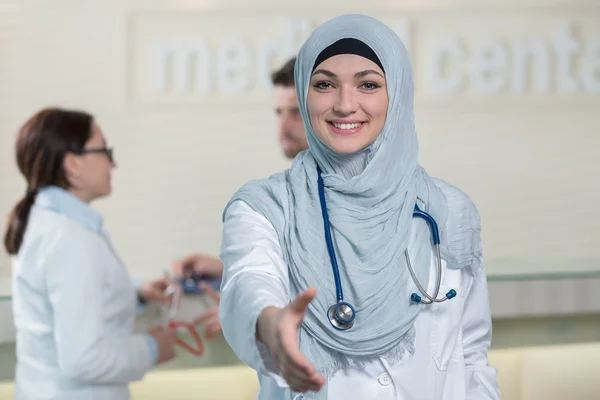 Mujer médico dando la mano para apretón de manos . — Foto de Stock