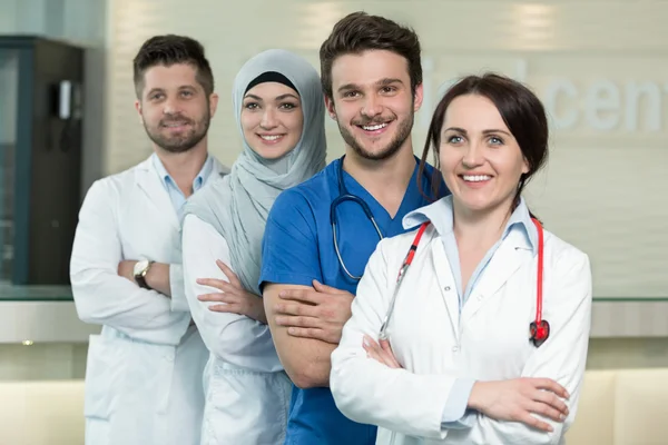Чоловічі та жіночі лікарі жестикулюють в лікарні — стокове фото