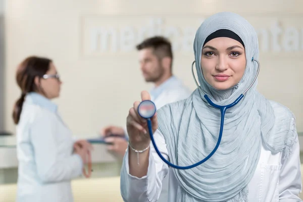 Ärztin zeigt Stethoskop. — Stockfoto