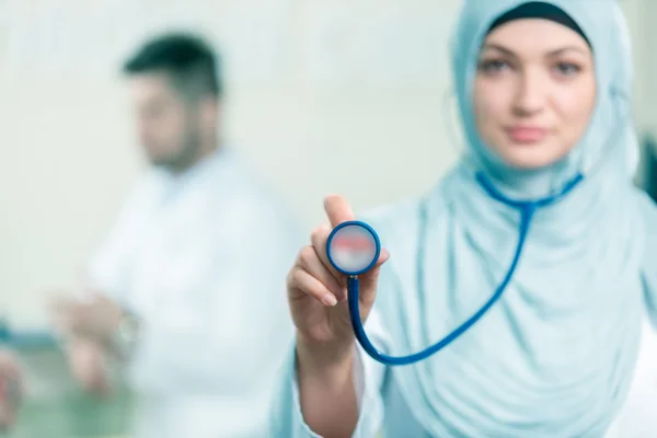 Mujer doctora mostrando estetoscopio . — Foto de Stock