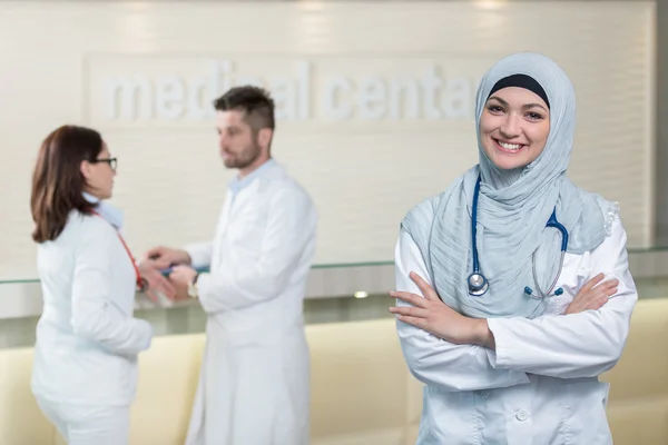 Equipe medica in piedi in ospedale — Foto Stock