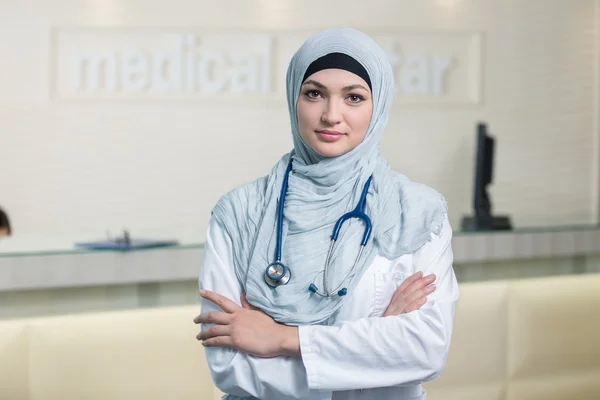 Sonriente seguro médico musulmán . — Foto de Stock