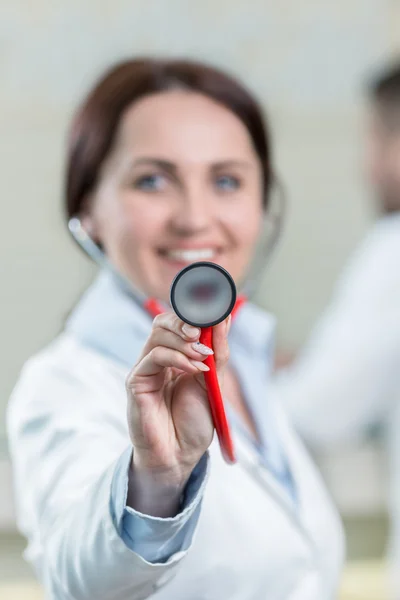 Femme médecin au couloir de l'hôpital — Photo