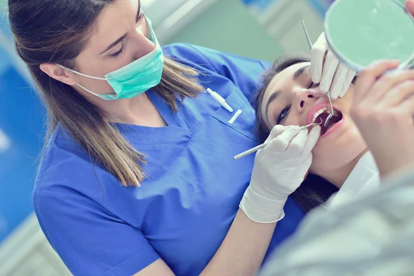Dokter Gigi wanita memeriksa gigi pasien. — Stok Foto
