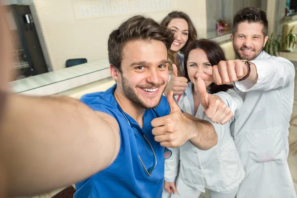 Doktorlar ve hemşireler Selfie alarak Hastanesi