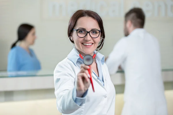 Ärztin auf Krankenhausflur — Stockfoto