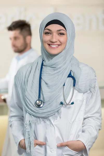 Smiling confident muslim female doctor. — Stock Photo, Image