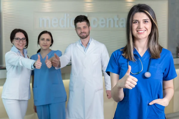 Attraktive Ärztin vor medizinischer Gruppe . — Stockfoto