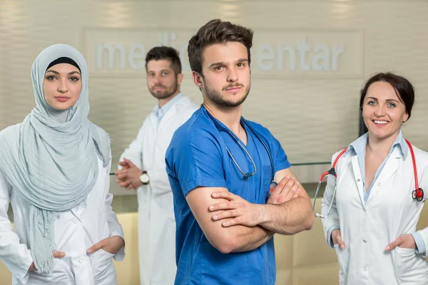 Male and female doctors gesturing at hospital — Stock fotografie