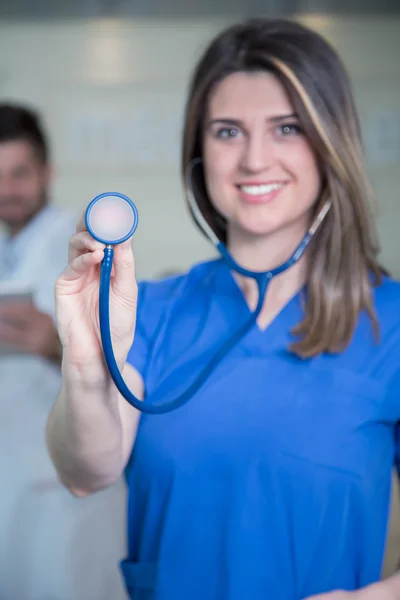 Feliz sorridente médico feminino com estetoscópio — Fotografia de Stock