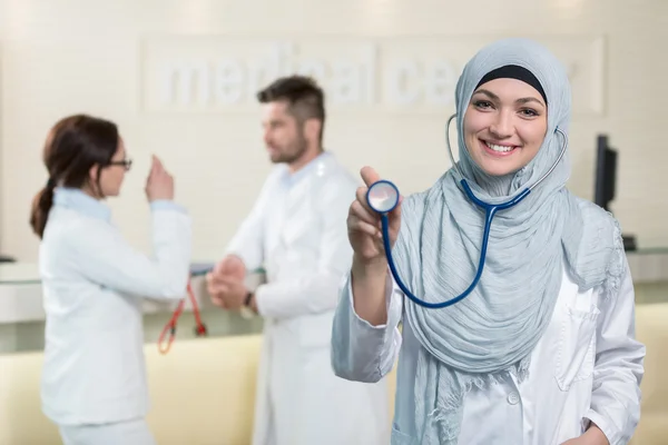 Mujer doctora mostrando estetoscopio . — Foto de Stock