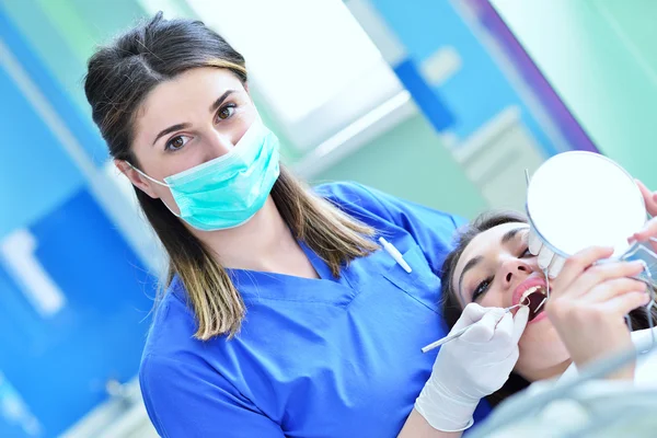 女性の歯科医が患者の歯を調べること — ストック写真