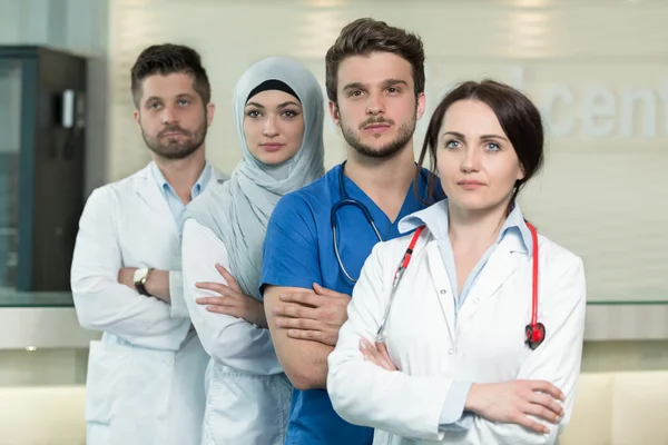 Male and female doctors gesturing at hospital — Stockfoto