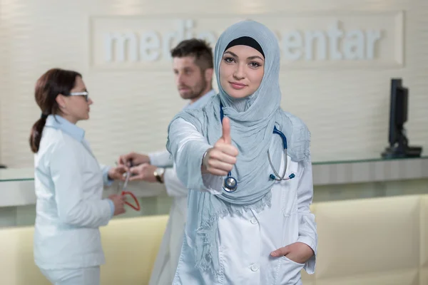 Mujer musulmana médico gesto pulgares hacia arriba — Foto de Stock