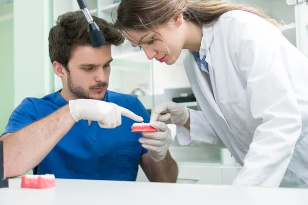 Prótese dentária trabalhando na prótese dentária — Fotografia de Stock