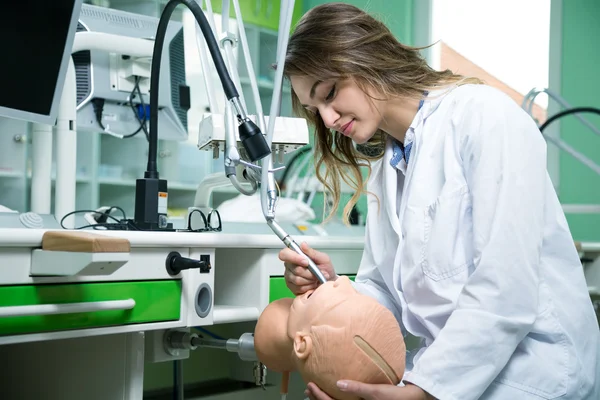 Tandheelkundige student eerst in kliniek — Stockfoto