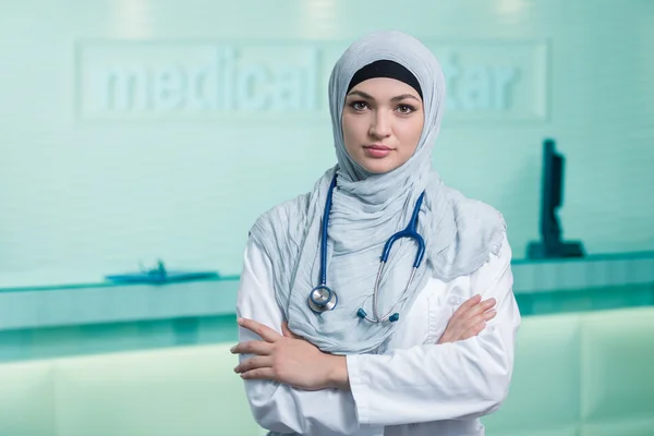 Sorrindo confiante muçulmano médico fêmea . — Fotografia de Stock