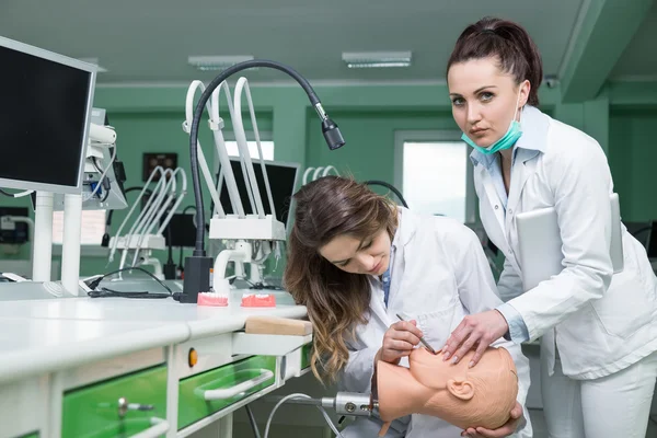 Zahnmediziner hilft Schülerin — Stockfoto