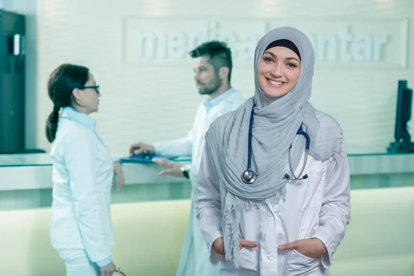 Sonriente seguro médico musulmán . — Foto de Stock