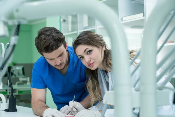 Prótesis dental trabajando en la prótesis dental — Foto de Stock