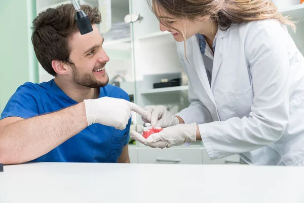 Prótese dentária trabalhando na prótese dentária — Fotografia de Stock