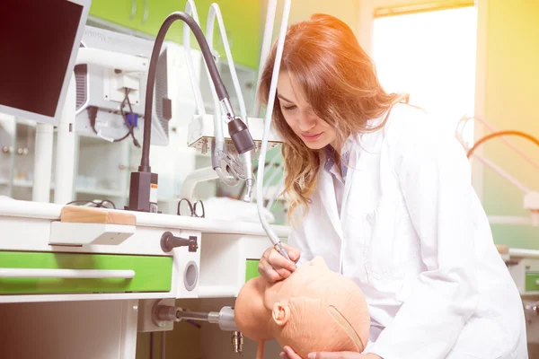 Estudiante dental primera vez en la clínica — Foto de Stock