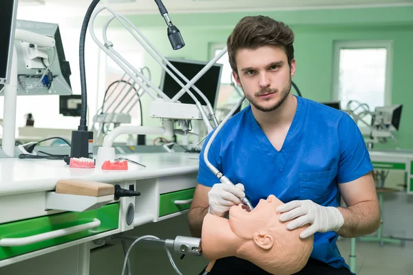 Estudante de Odontologia praticando em boneca . — Fotografia de Stock