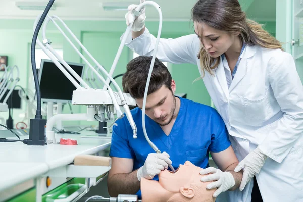 Dental prosthesis working on the denture — Φωτογραφία Αρχείου