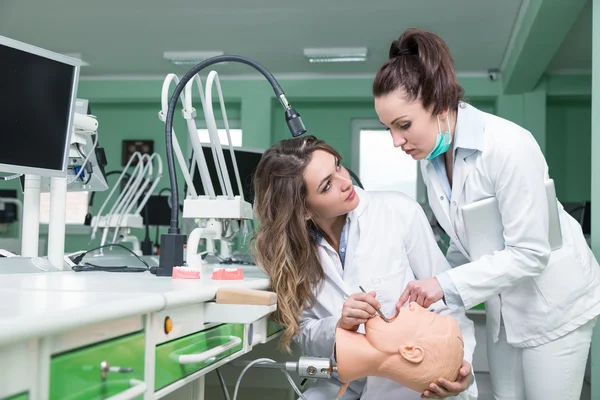 Zahnmediziner hilft Schülerin — Stockfoto